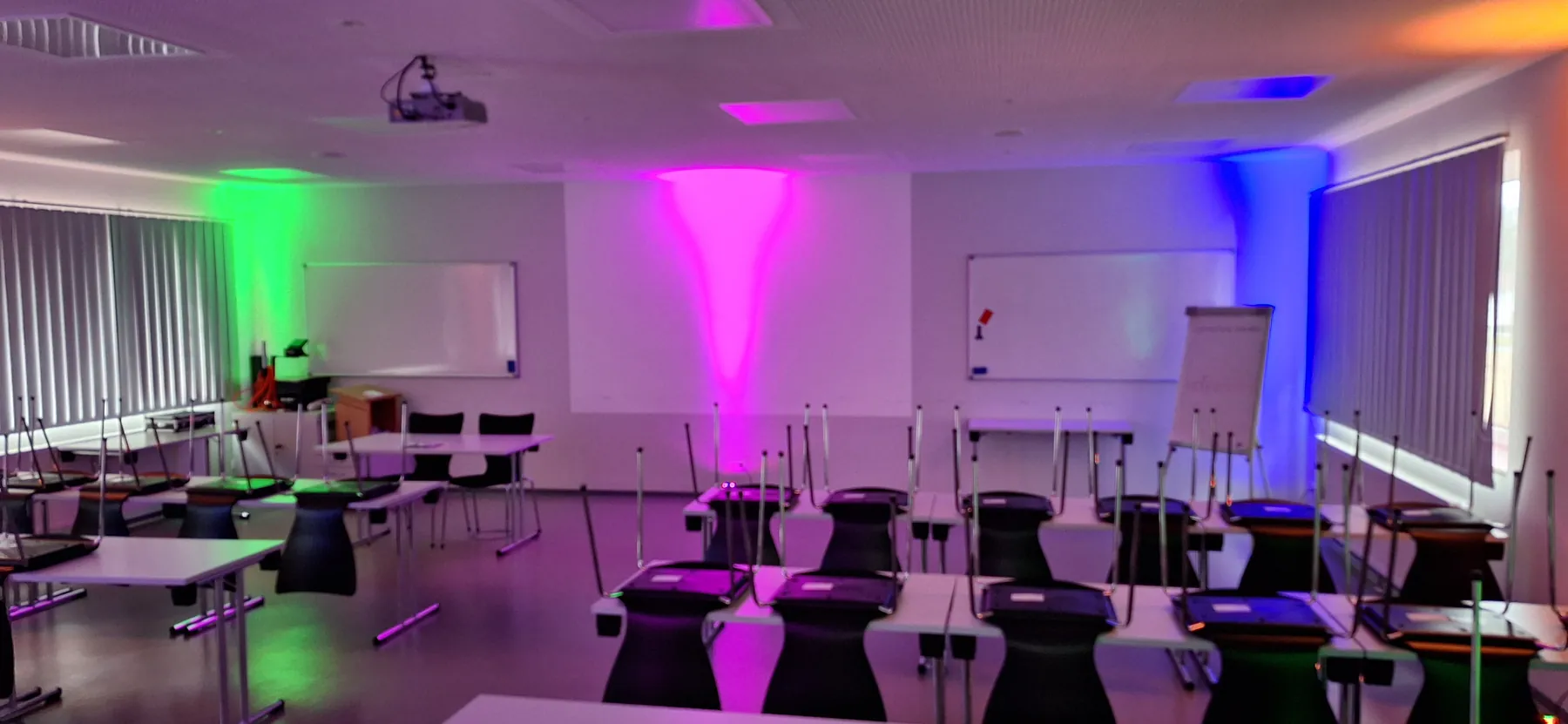 Farbenfrohe Atmosphäre für die Faschingsparty